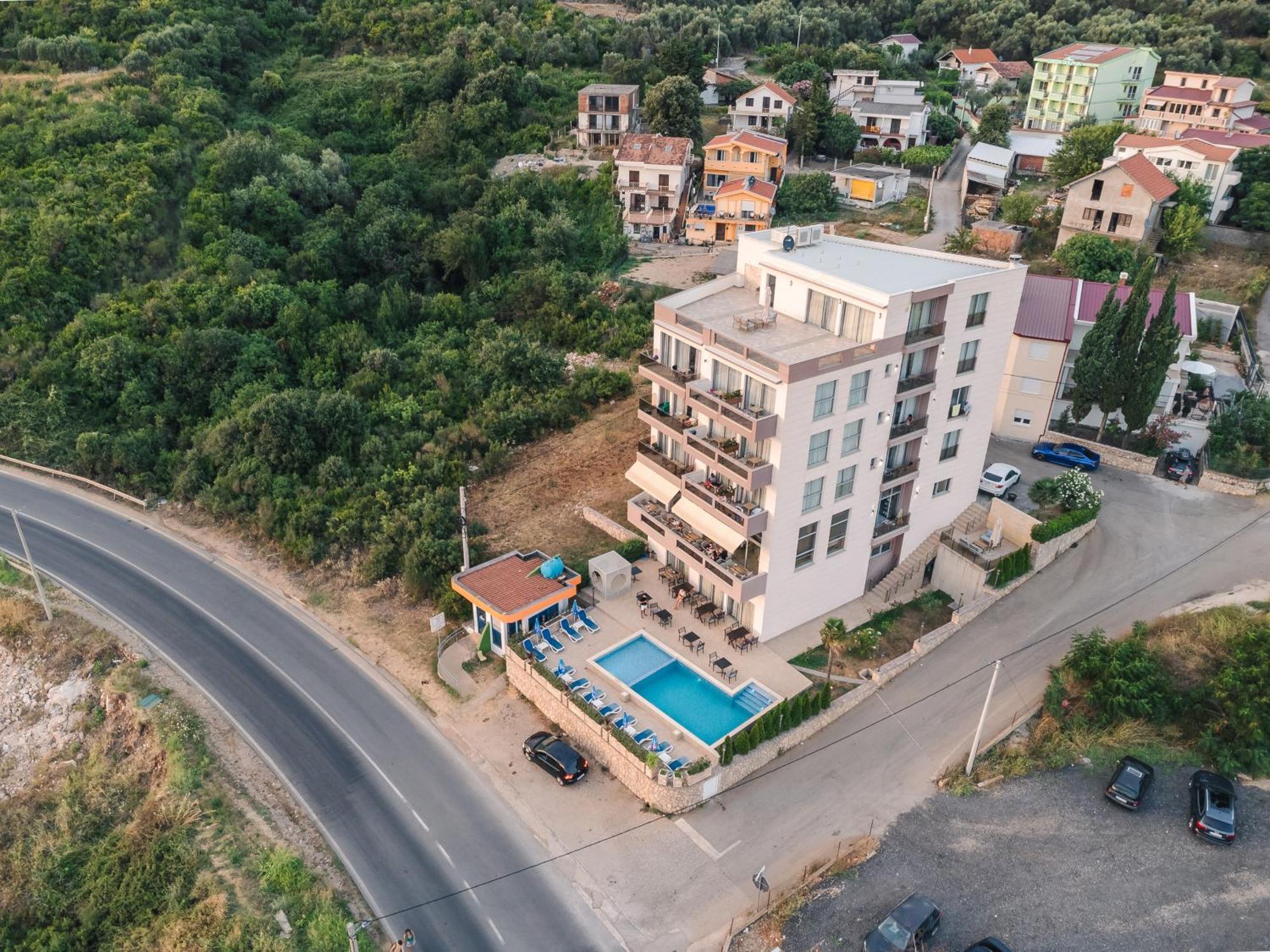 Lux Hotel M Dobra Voda Exterior foto